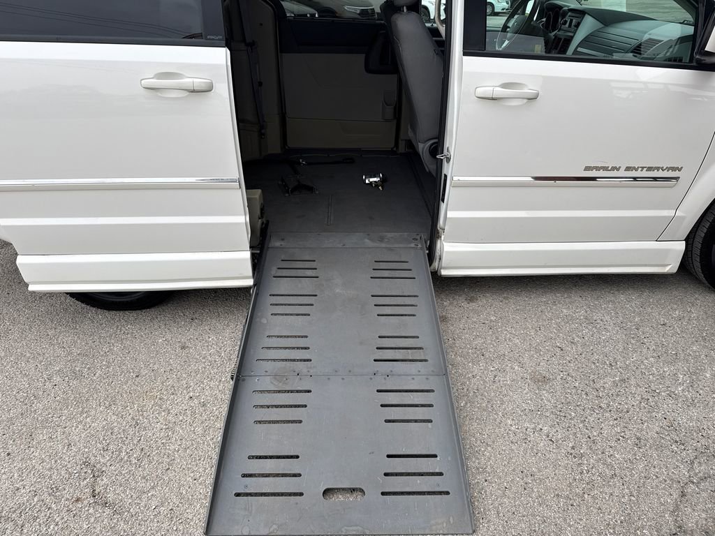 Used 2008 Dodge Grand Caravan SXT w/ Family Value Group image 10