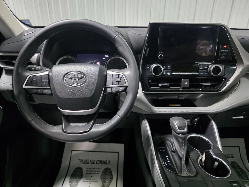 Used 2024 Toyota Highlander XLE AWD/4WD image 8