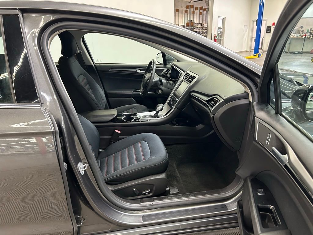 Used 2016 Ford Fusion SE FWD image 14