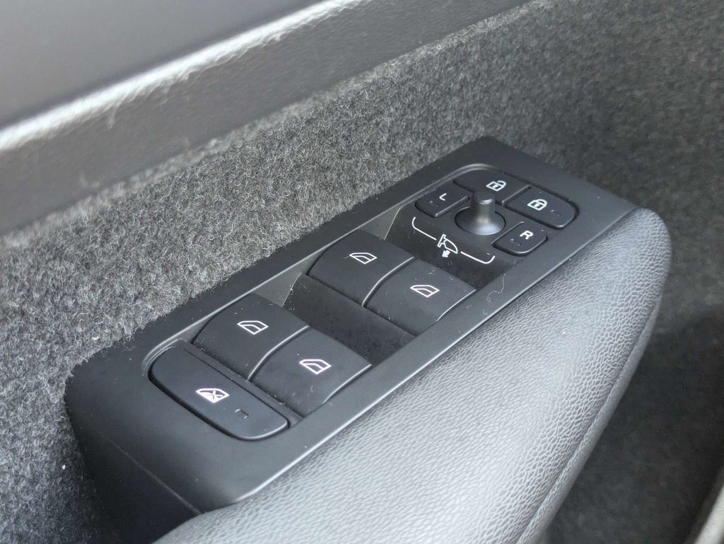 Certified 2025 Volvo XC40 B5 Plus AWD/4WD image 27