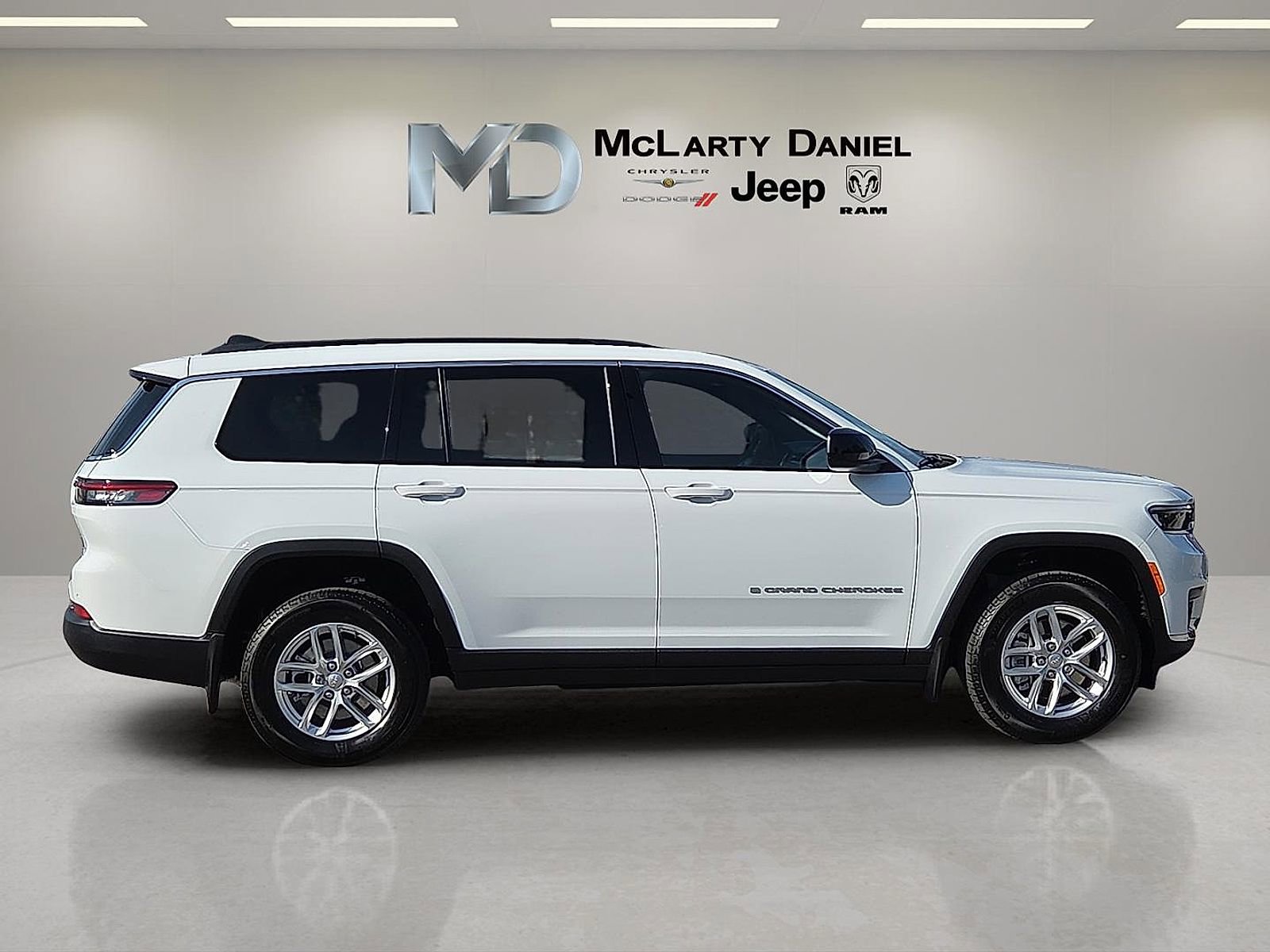 Used 2025 Jeep Grand Cherokee L Laredo image 6