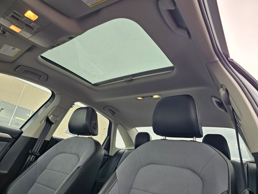 Certified 2025 Volkswagen Jetta SE w/ Sunroof Package image 27