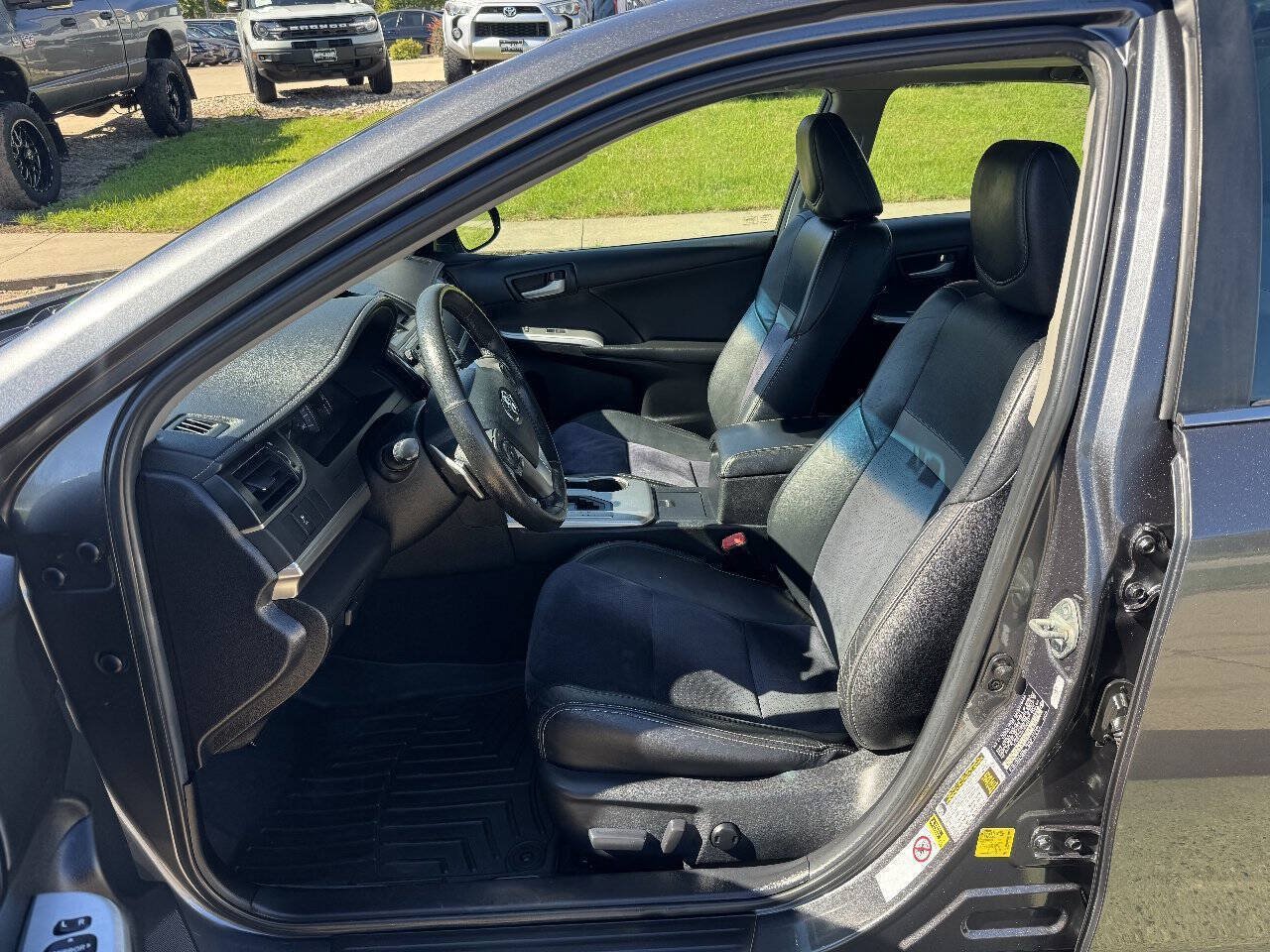 Used 2012 Toyota Camry SE w/ Leather Pkg FWD image 11