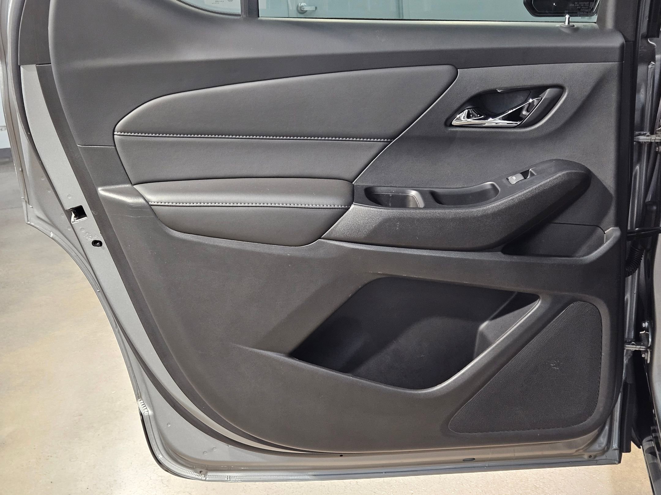 Used 2023 Chevrolet Traverse LT image 33