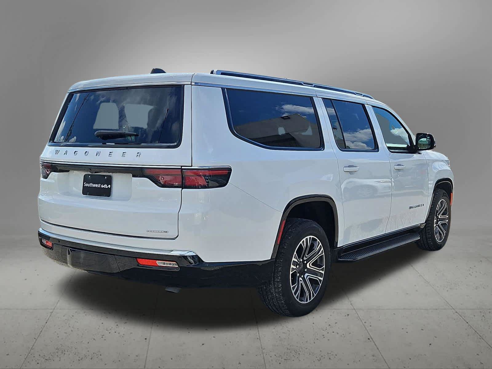 Used 2024 Jeep Wagoneer L Series II w/ Flexible Seating Group RWD image 6