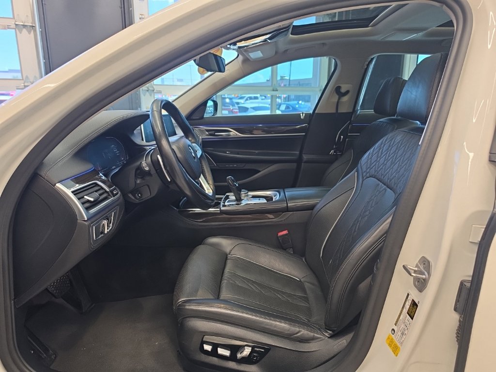 Used 2022 BMW 740i w/ Premium Package RWD image 34
