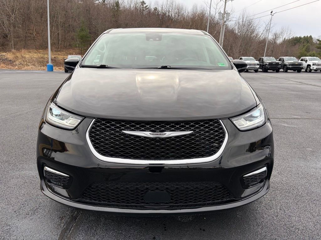 Used 2024 Chrysler Pacifica Touring-L image 2