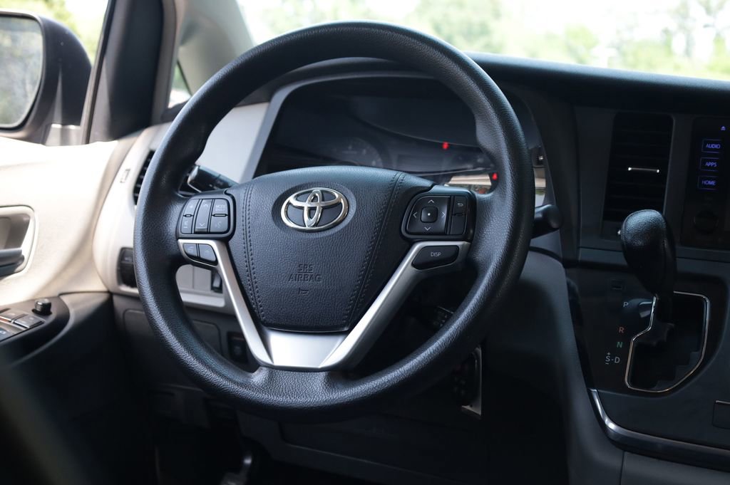 Used 2017 Toyota Sienna LE AWD/4WD image 6