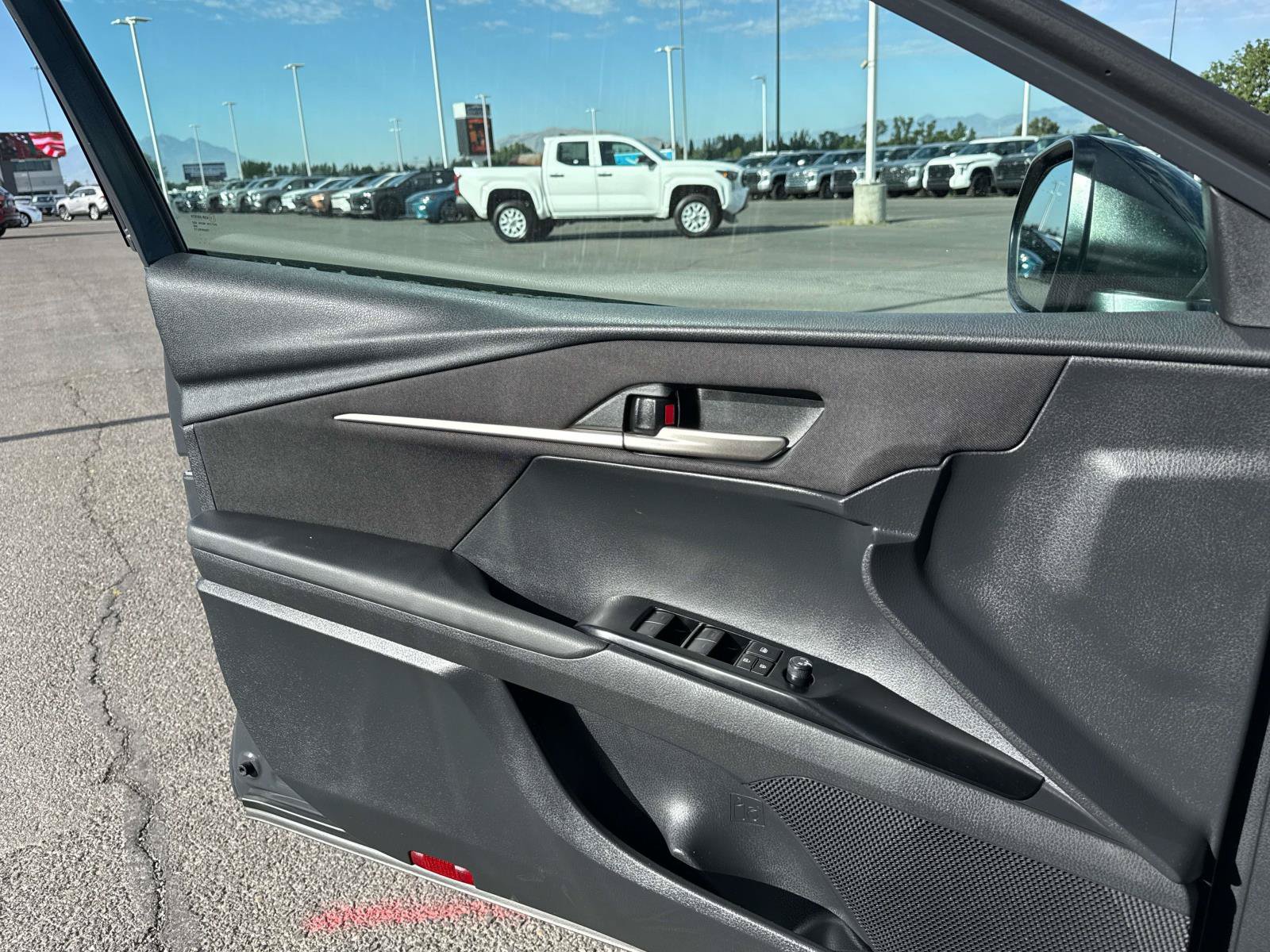Used 2025 Toyota Camry XLE AWD/4WD image 12