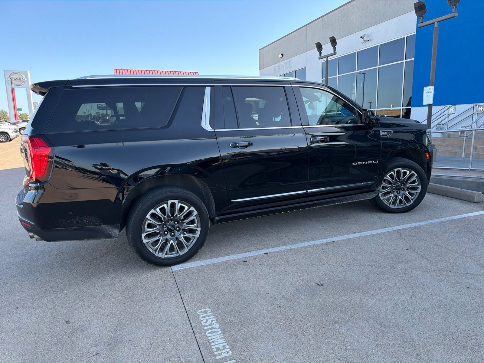 Used 2023 GMC Yukon XL Denali Ultimate AWD/4WD image 4