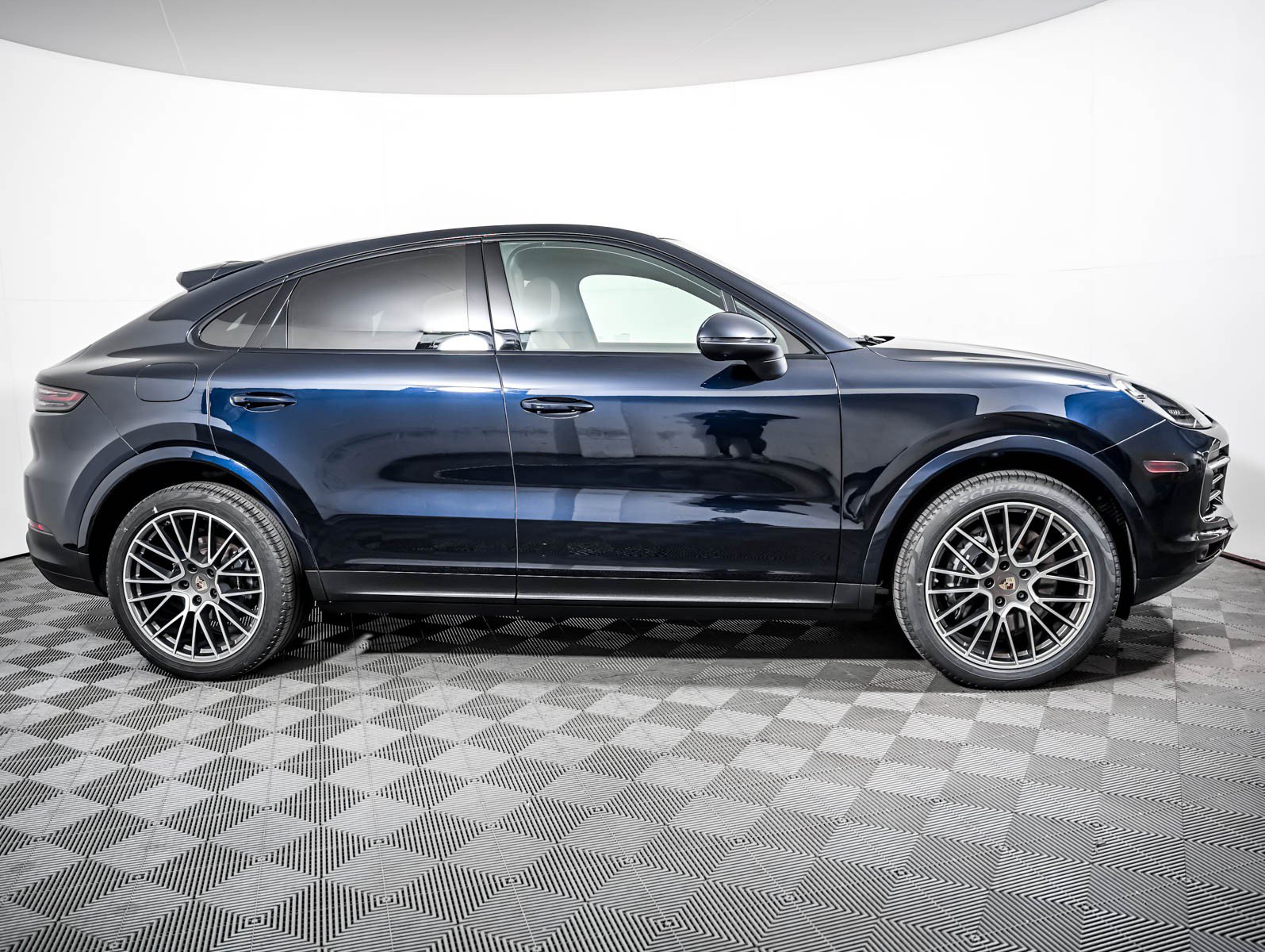 Certified 2023 Porsche Cayenne Platinum Edition AWD/4WD image 9
