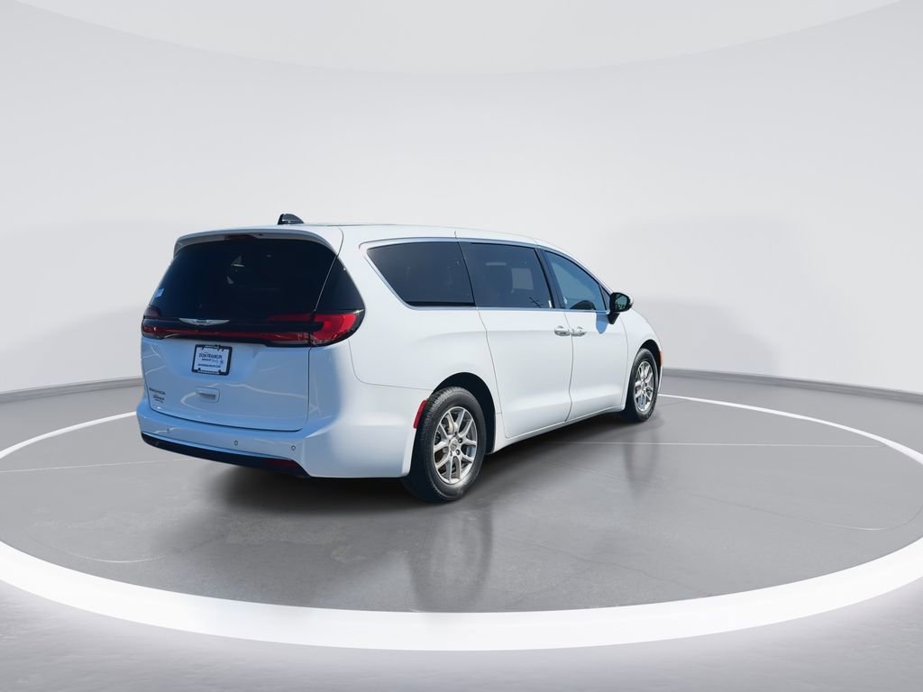Used 2023 Chrysler Pacifica Touring FWD image 8