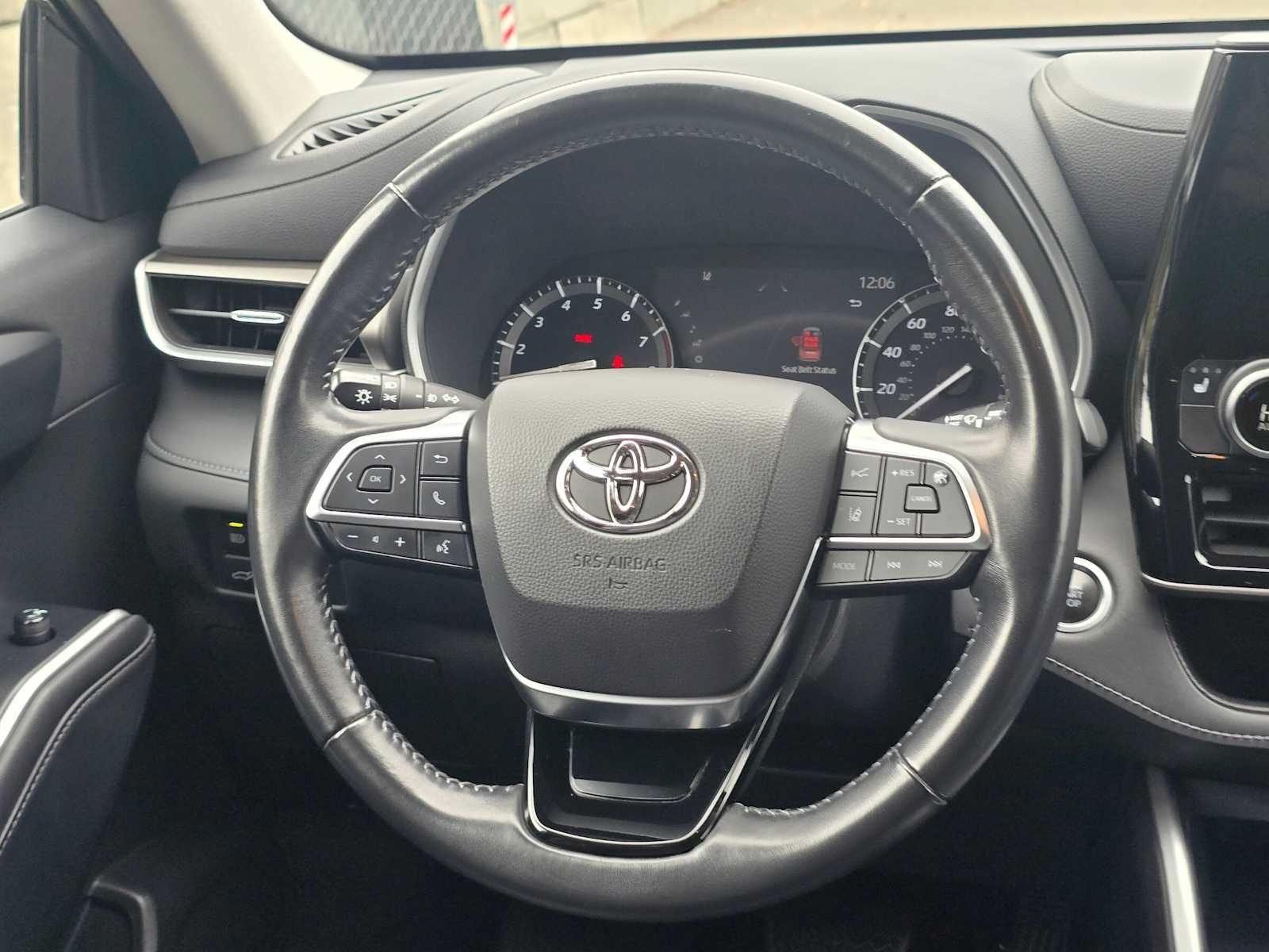 Used 2020 Toyota Highlander XLE AWD/4WD image 19