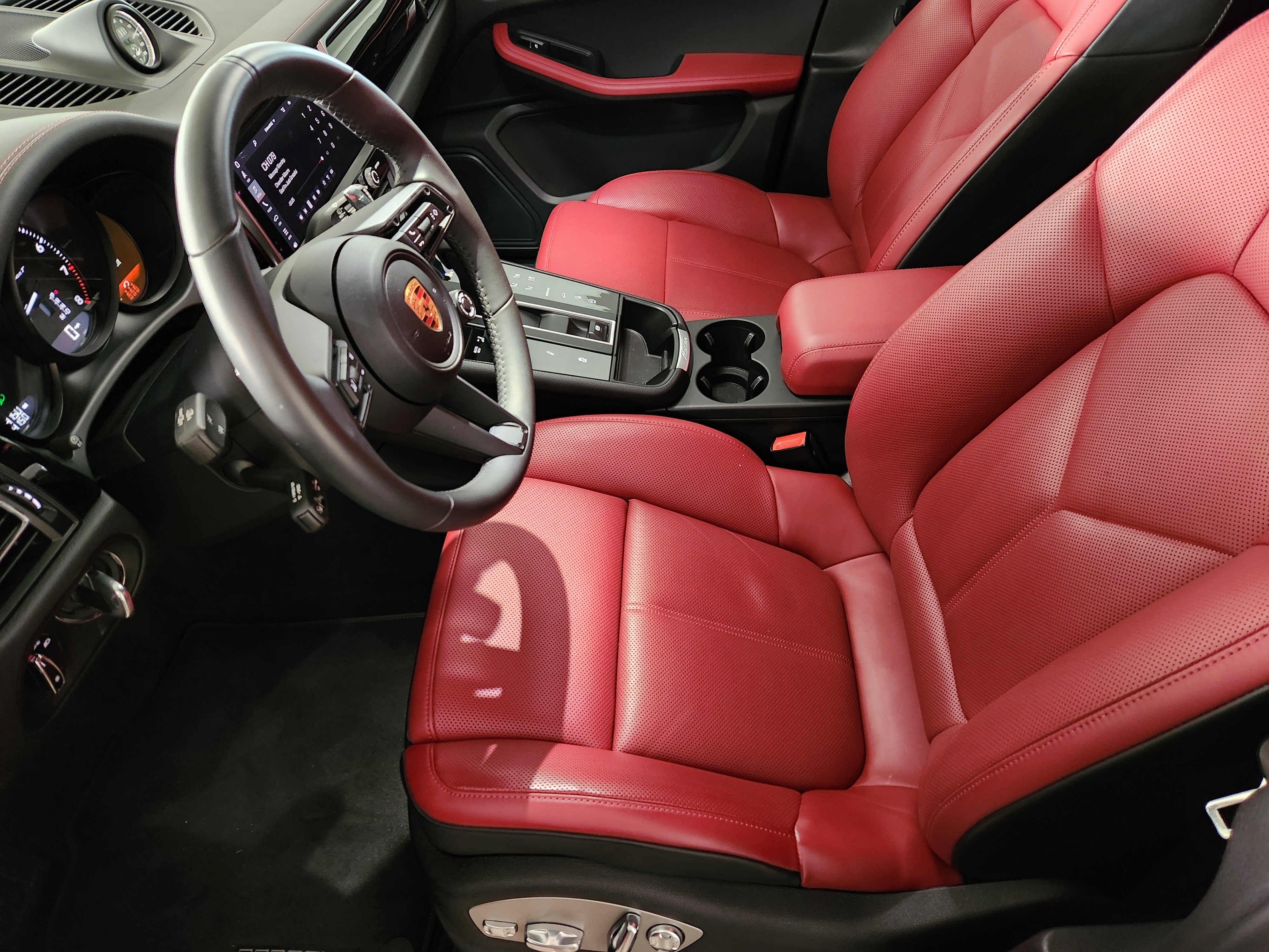 Certified 2026 Porsche Macan Turbo AWD/4WD image 15