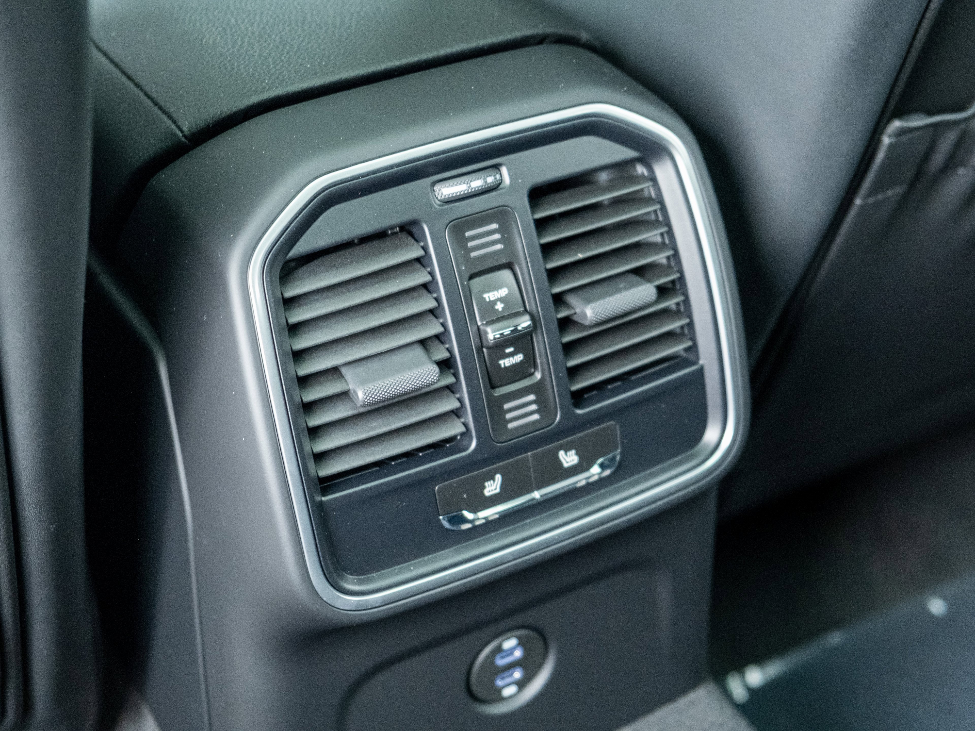 Certified 2025 Porsche Macan image 34