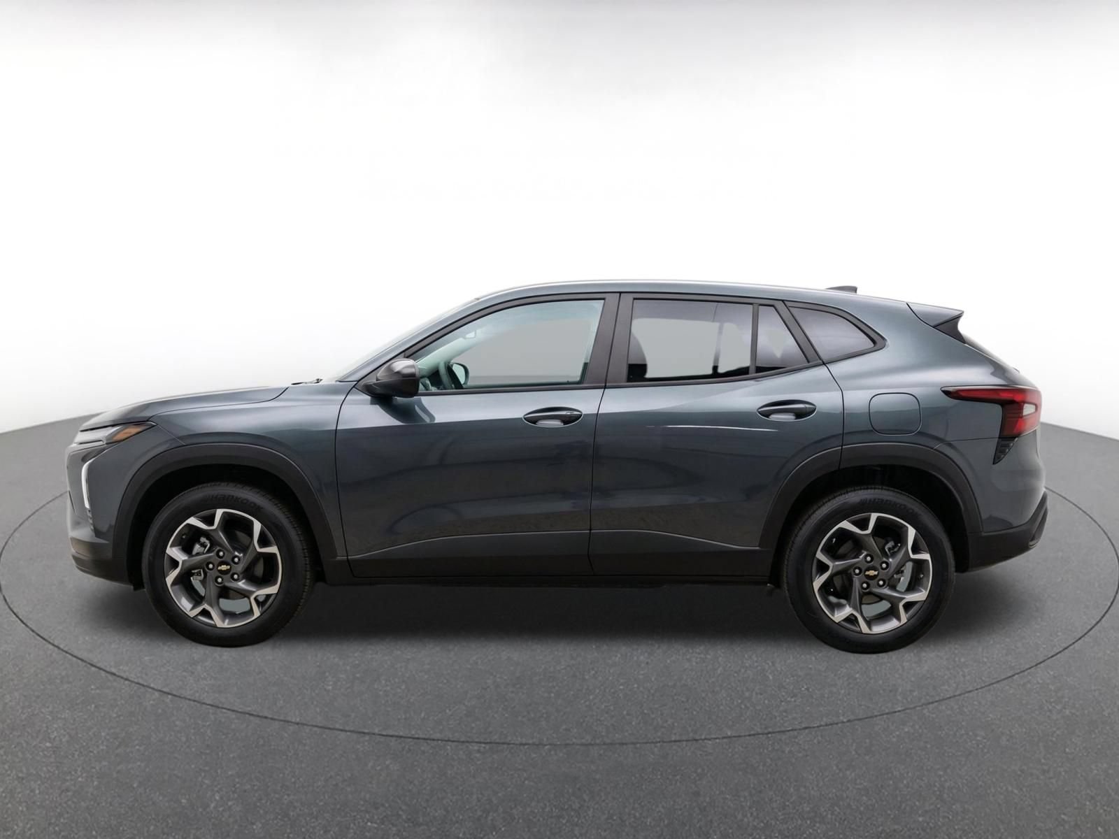 Used 2025 Chevrolet Trax LT FWD image 4