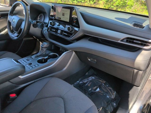 Used 2024 Toyota Highlander LE image 32