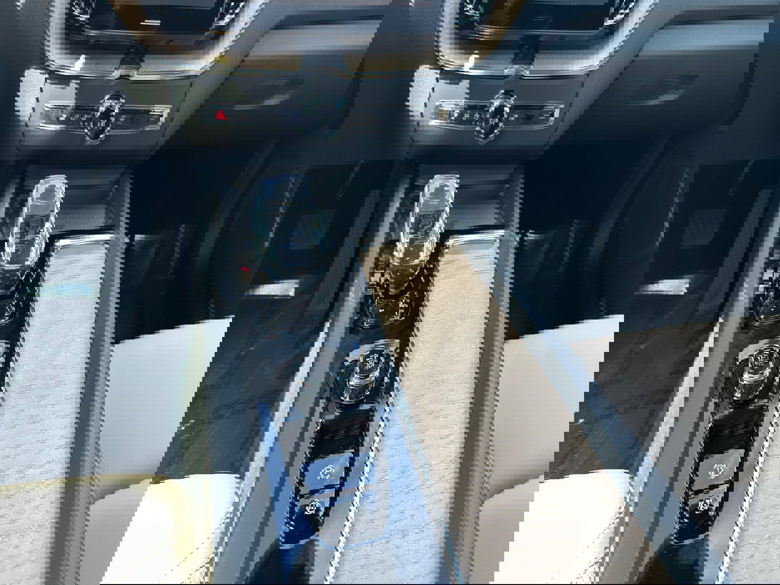 New 2026 Volvo XC60 B5 Core w/ Climate Package image 13