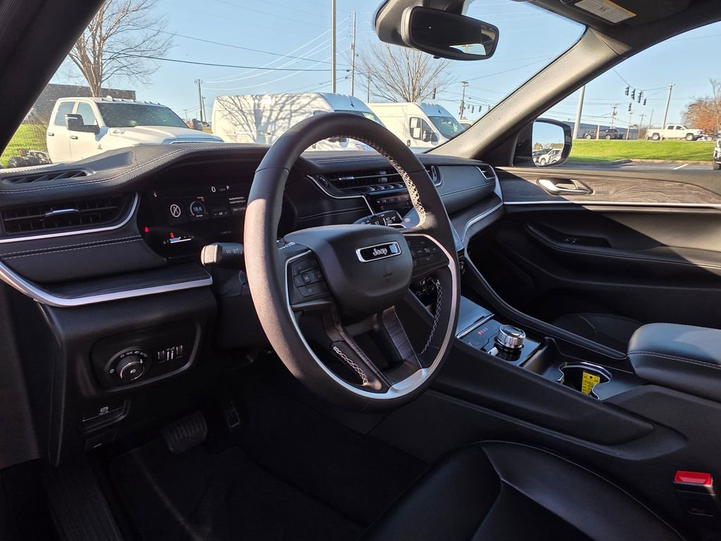Used 2024 Jeep Grand Cherokee Limited w/ Black Appearance Package image 11