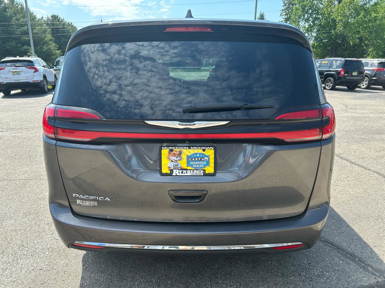 Used 2022 Chrysler Pacifica Touring-L FWD image 3