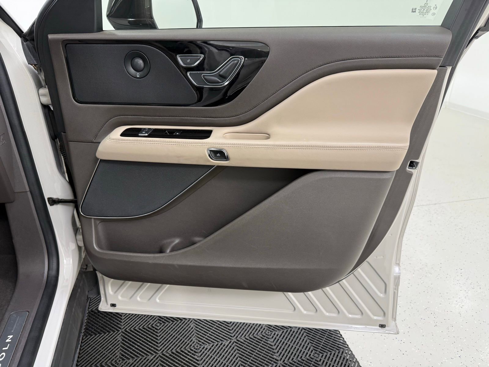 Used 2023 Lincoln Aviator Reserve w/ Equipment Group 201A image 32