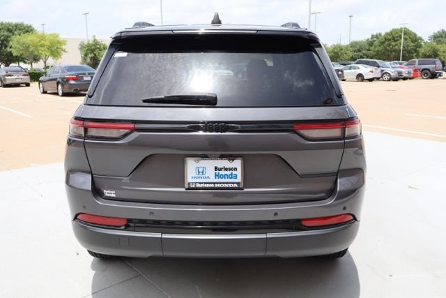 Used 2024 Jeep Grand Cherokee Altitude RWD image 7