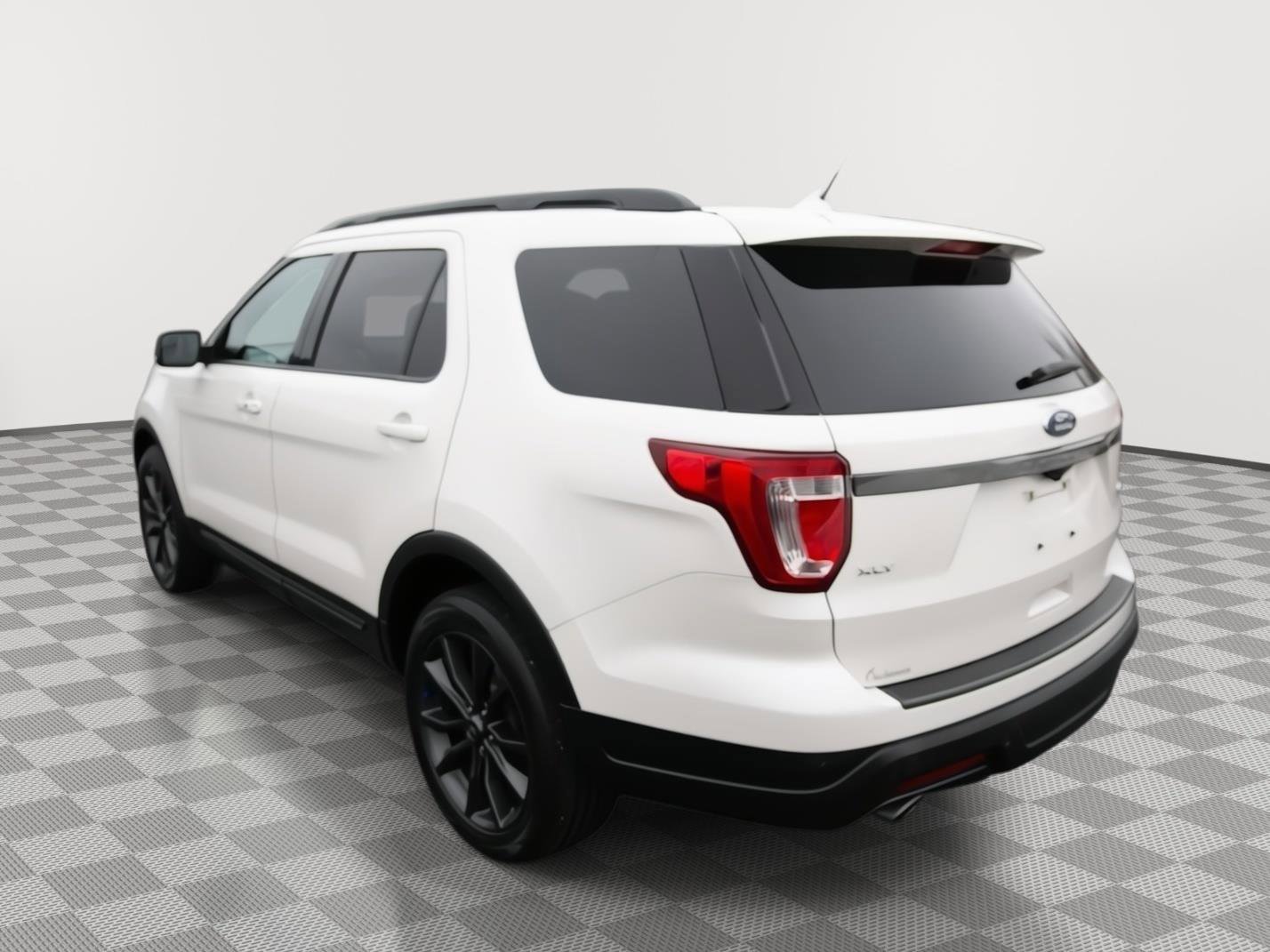 Used 2018 Ford Explorer XLT w/ Equipment Group 202A image 7