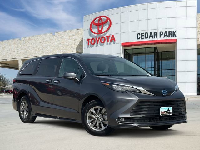 Used 2025 Toyota Sienna XLE image 1