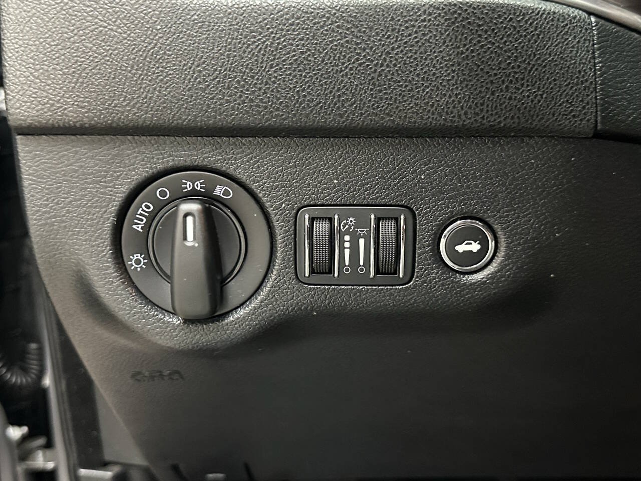Used 2015 Dodge Charger SE RWD image 25