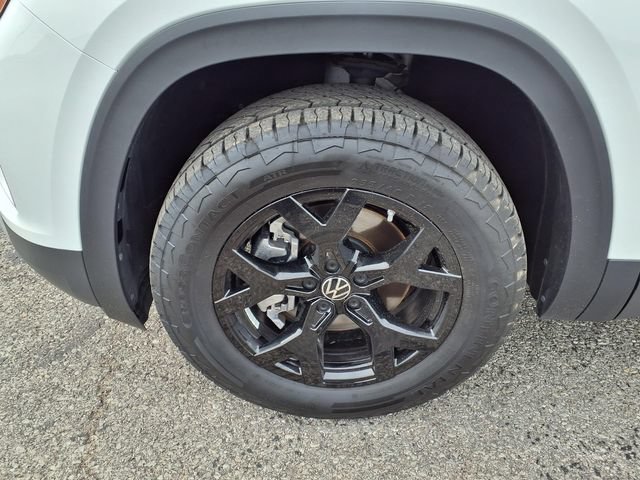 Used 2025 Volkswagen Atlas Peak Edition SE AWD/4WD image 46