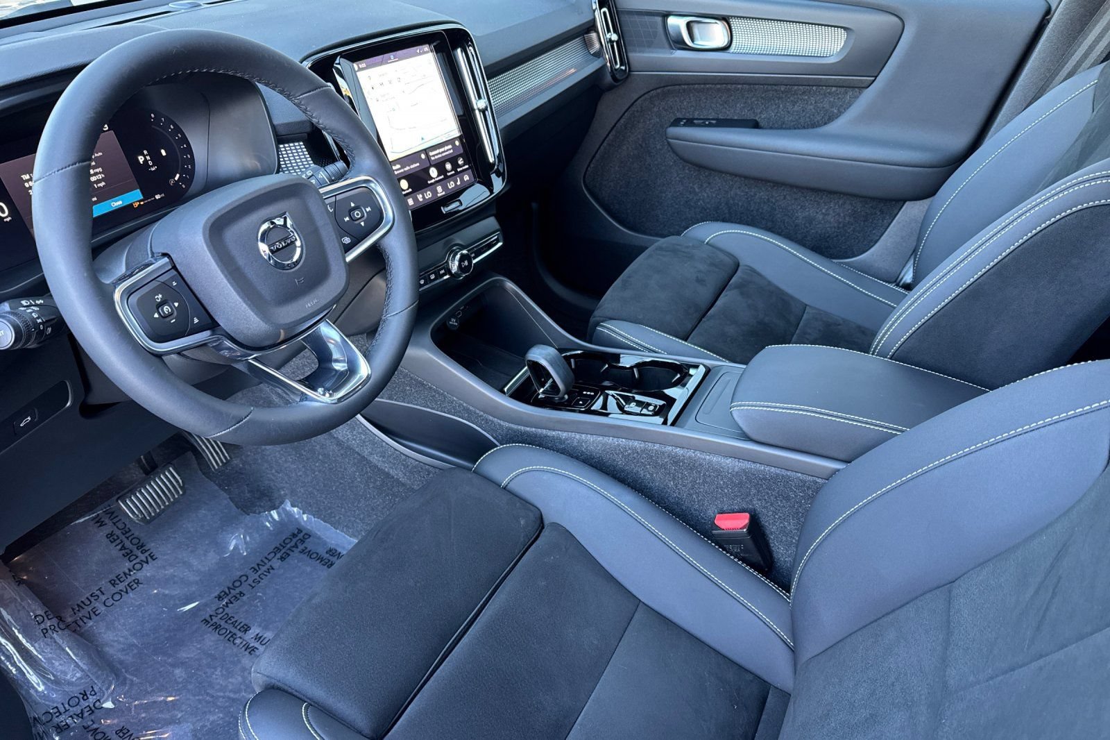 Used 2023 Volvo XC40 B5 Plus w/ Protection Package Premier AWD/4WD image 9