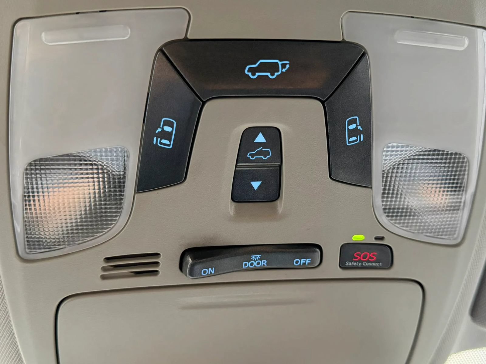 Used 2020 Toyota Sienna XLE w/ XLE Navigation Package FWD image 23