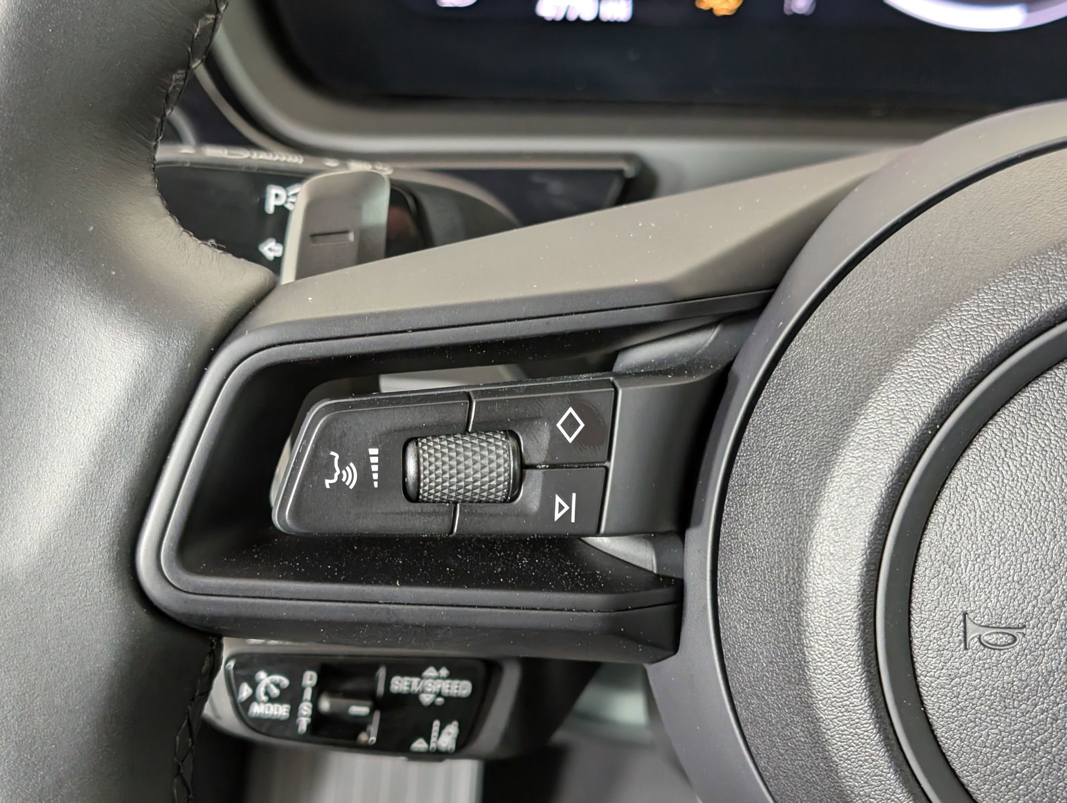 Used 2025 Porsche Cayenne image 21