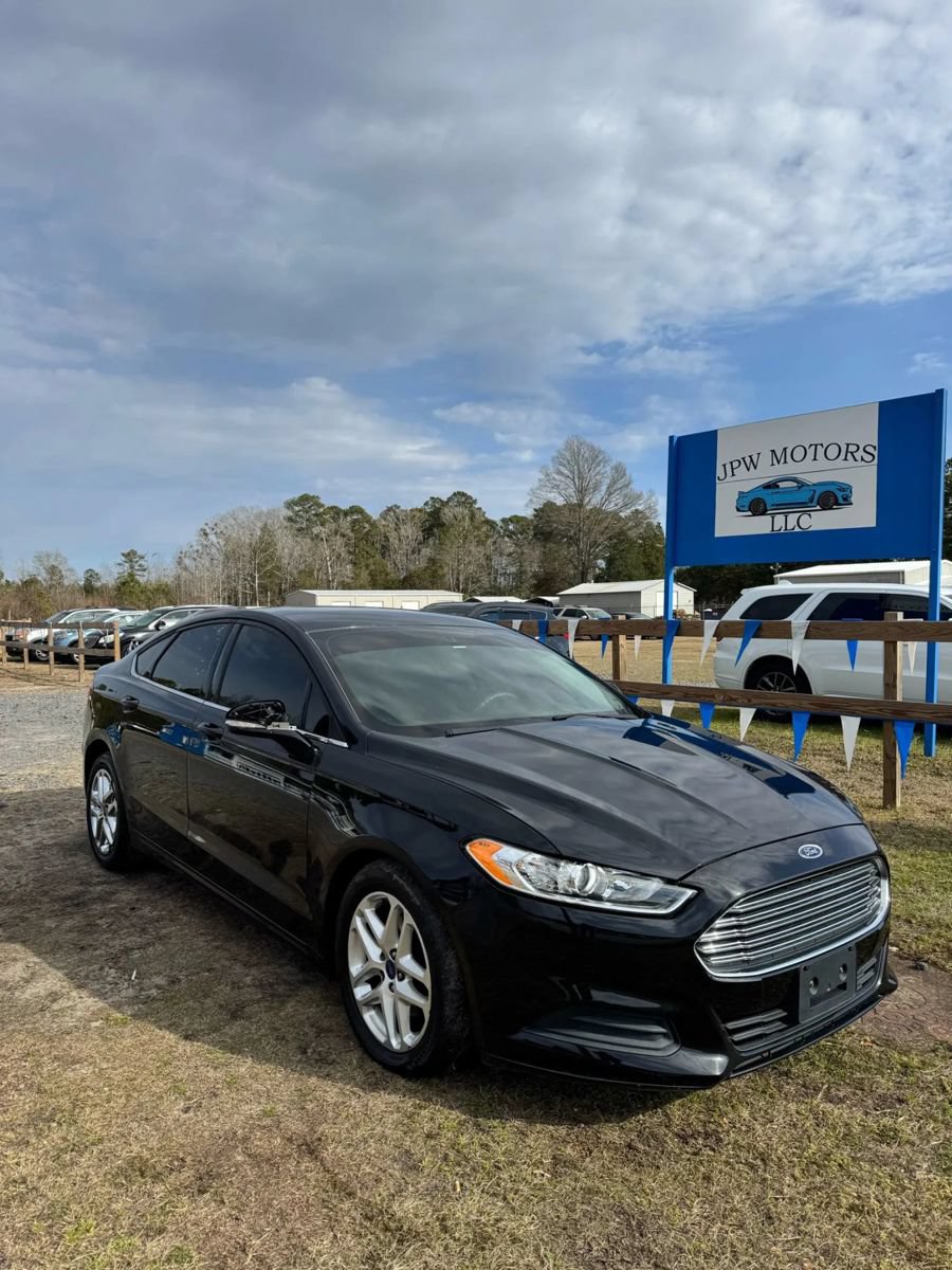 Used 2015 Ford Fusion SE FWD image 2