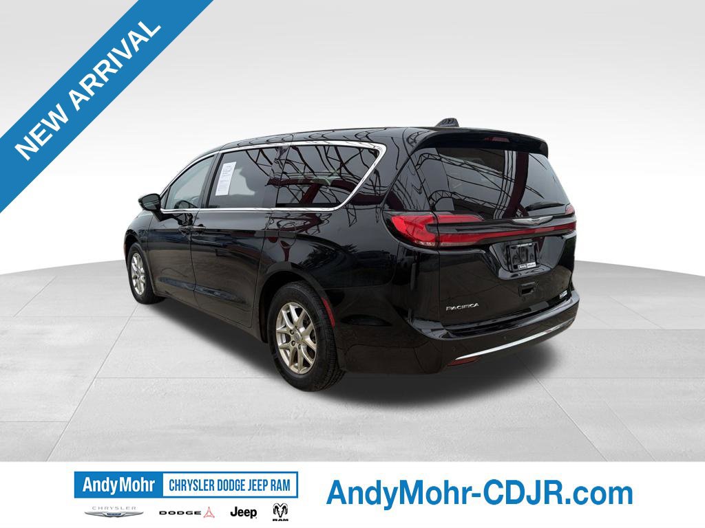 Used 2024 Chrysler Pacifica Touring-L FWD image 5