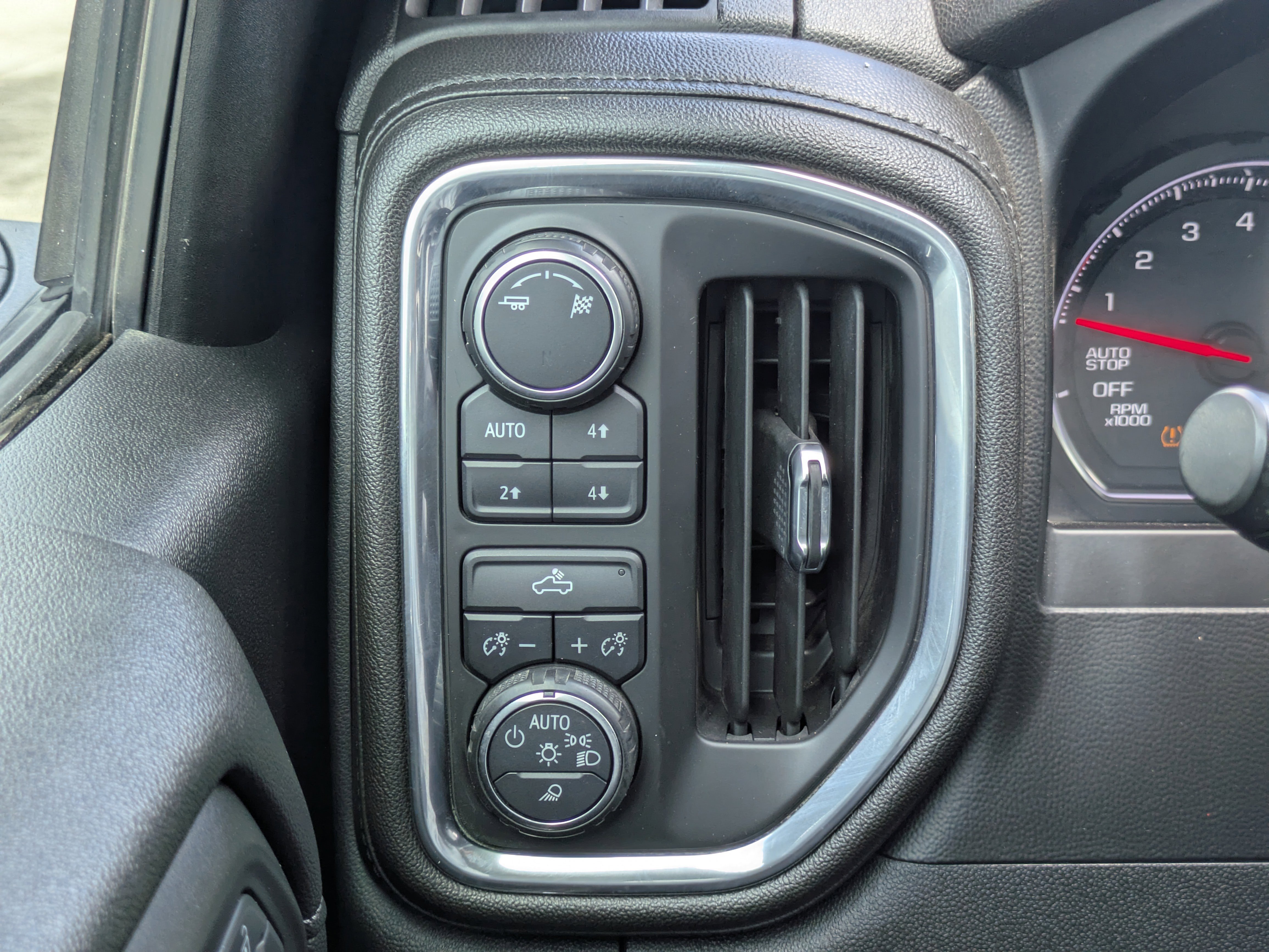 Used 2019 Chevrolet Silverado 1500 LT w/ Texas Edition image 14