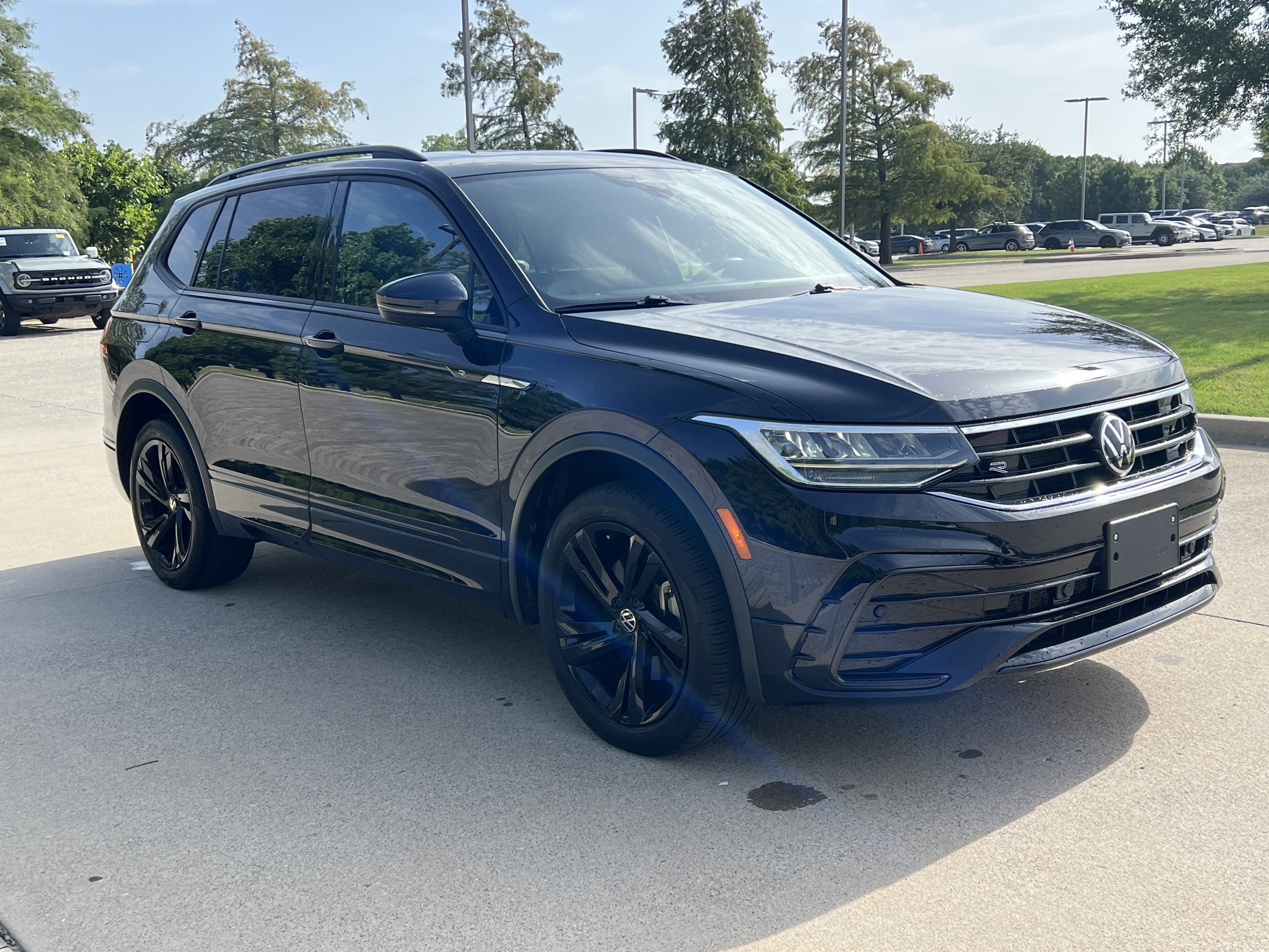 Certified 2023 Volkswagen Tiguan SE R-Line FWD image 2