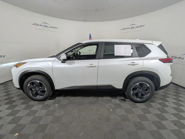 Used 2024 Nissan Rogue SV image 2