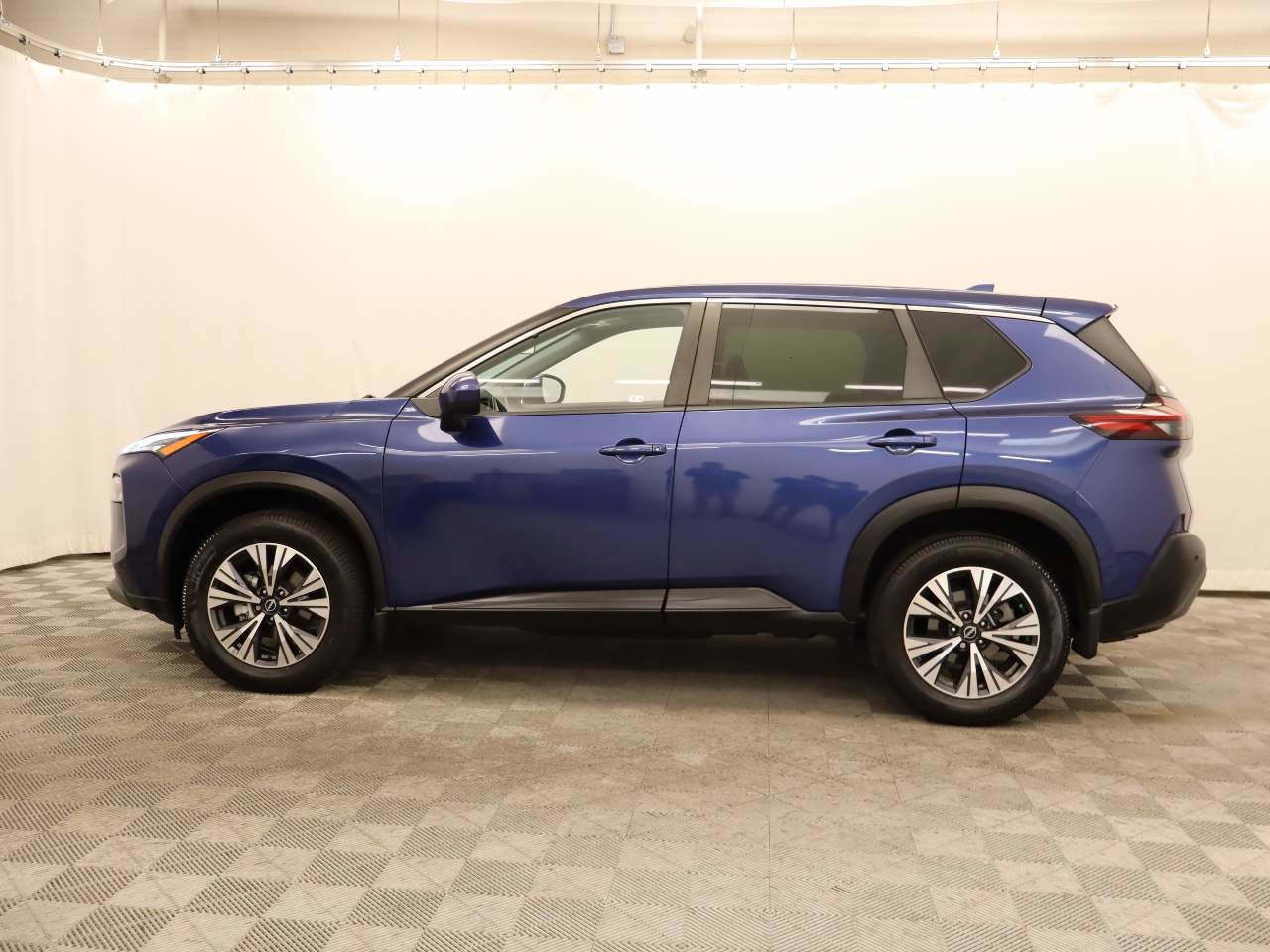 Used 2023 Nissan Rogue SV image 2