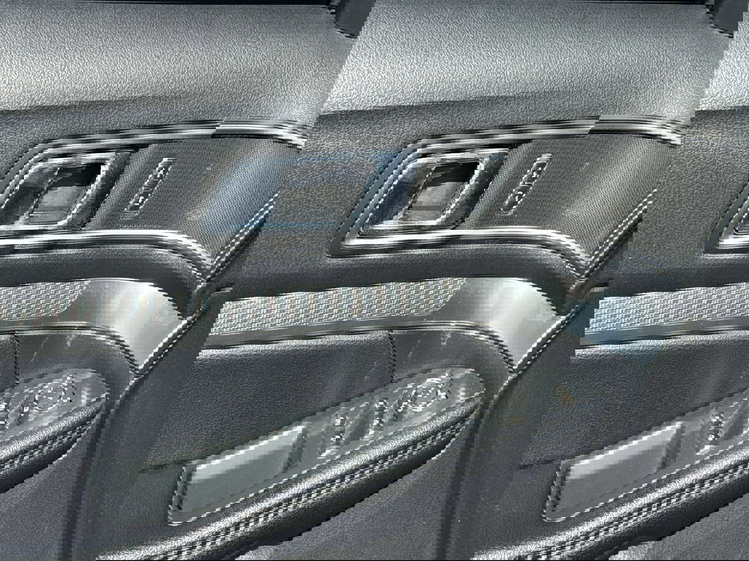 Used 2018 Ford Explorer XLT w/ Equipment Group 202A image 6