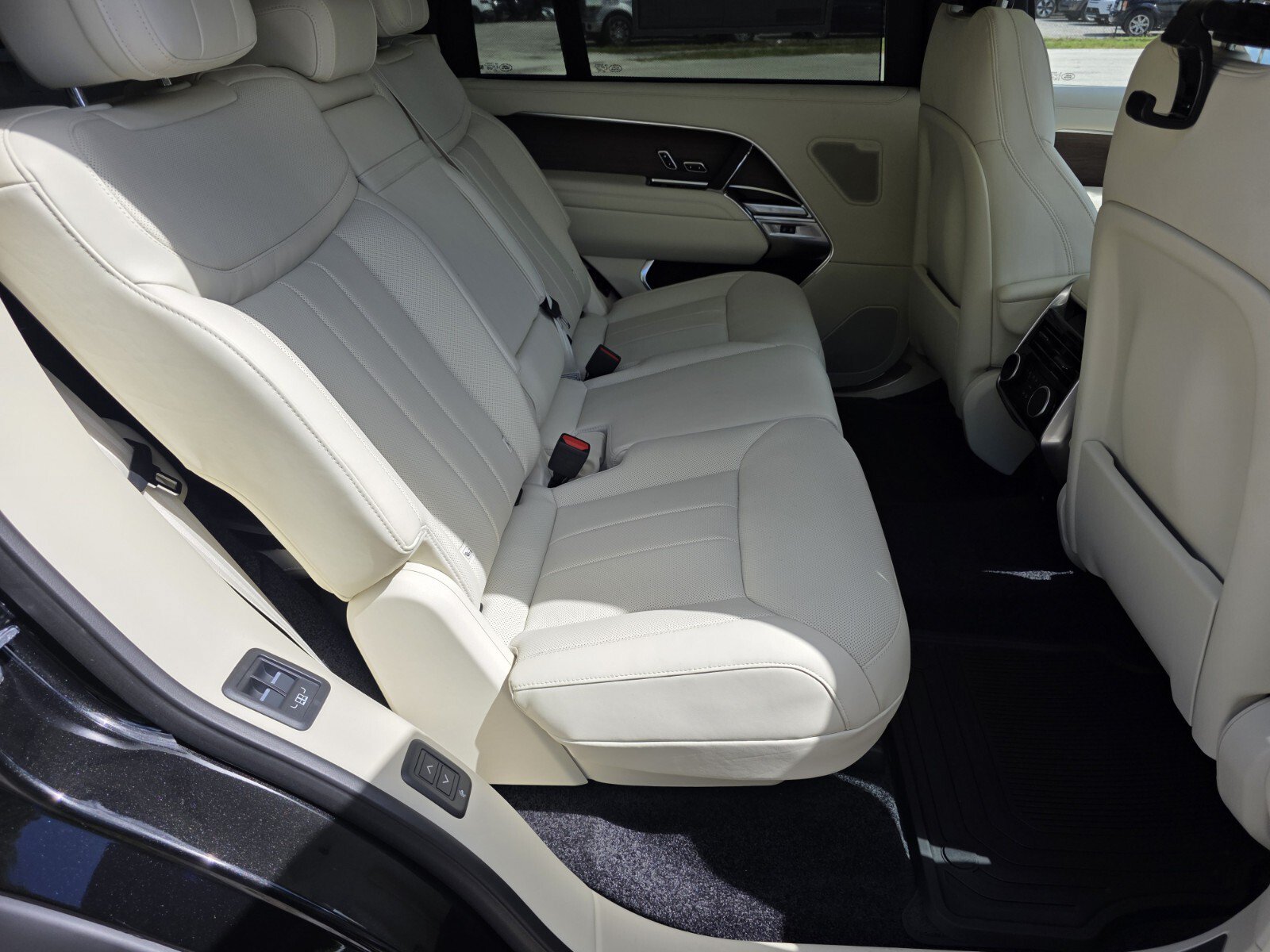 New 2027 Land Rover Range Rover Long Wheelbase SE AWD/4WD image 5