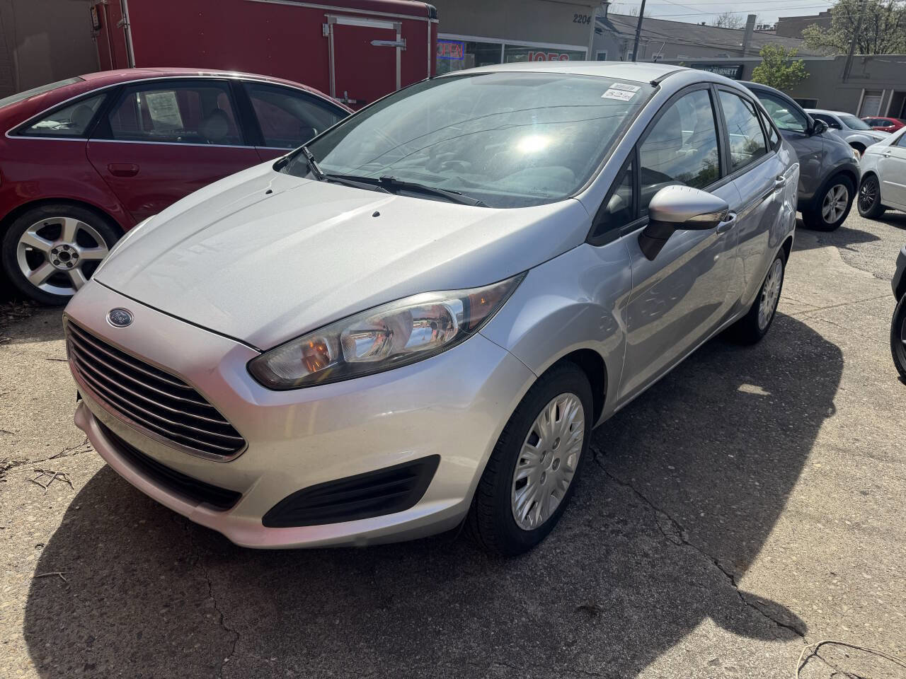 Used 2014 Ford Fiesta SE w/ Comfort Package FWD image 2