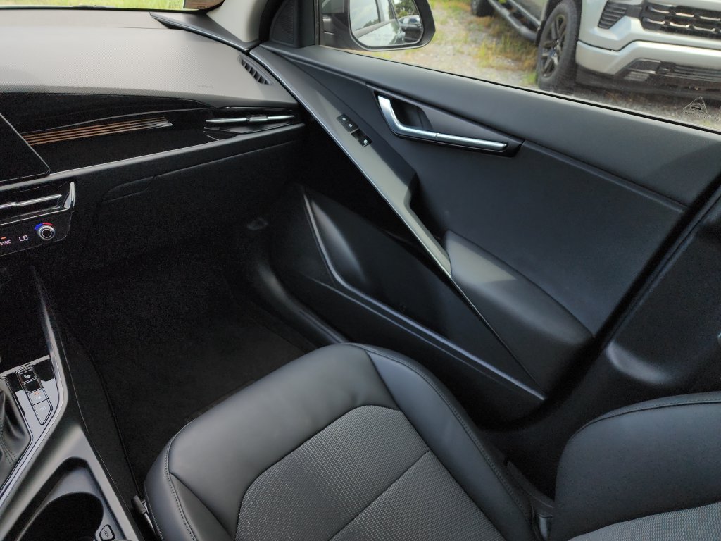 Certified 2023 Kia Niro EX FWD image 18