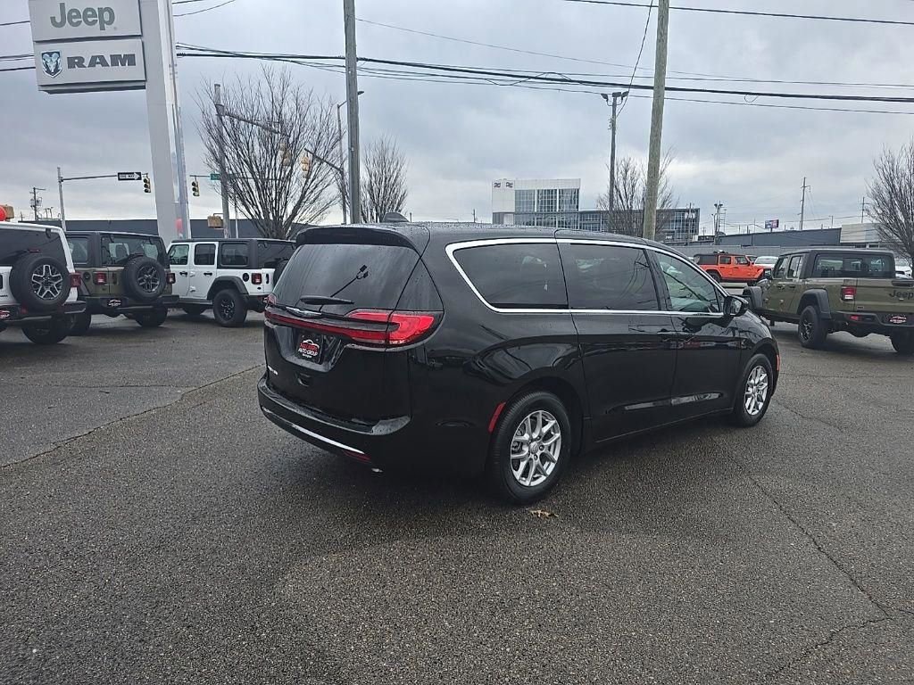 New 2026 Chrysler Pacifica Select image 3