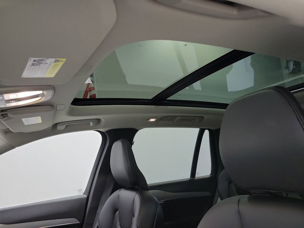 Used 2025 Volvo XC90 B5 Core image 4