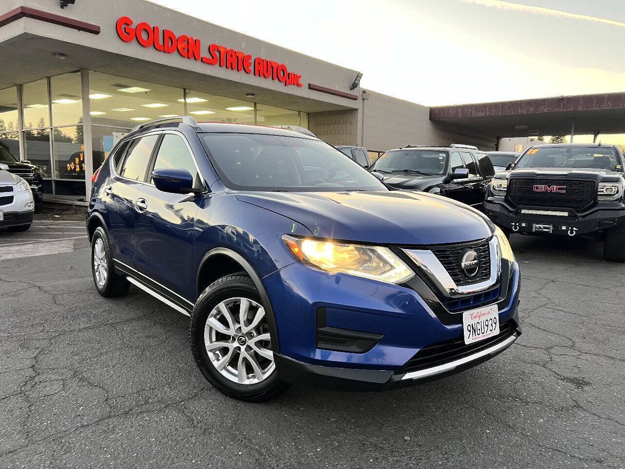 Used 2017 Nissan Rogue SV FWD image 2