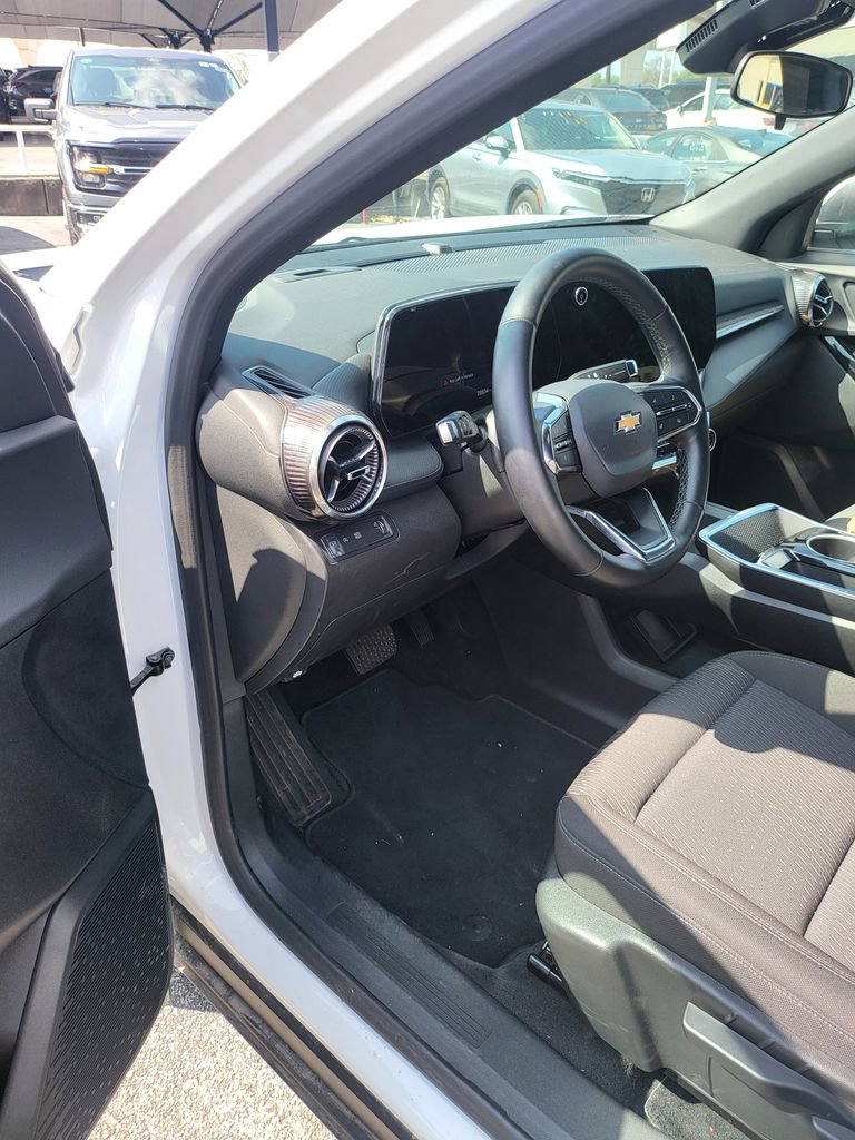 Used 2025 Chevrolet Equinox LT FWD image 2