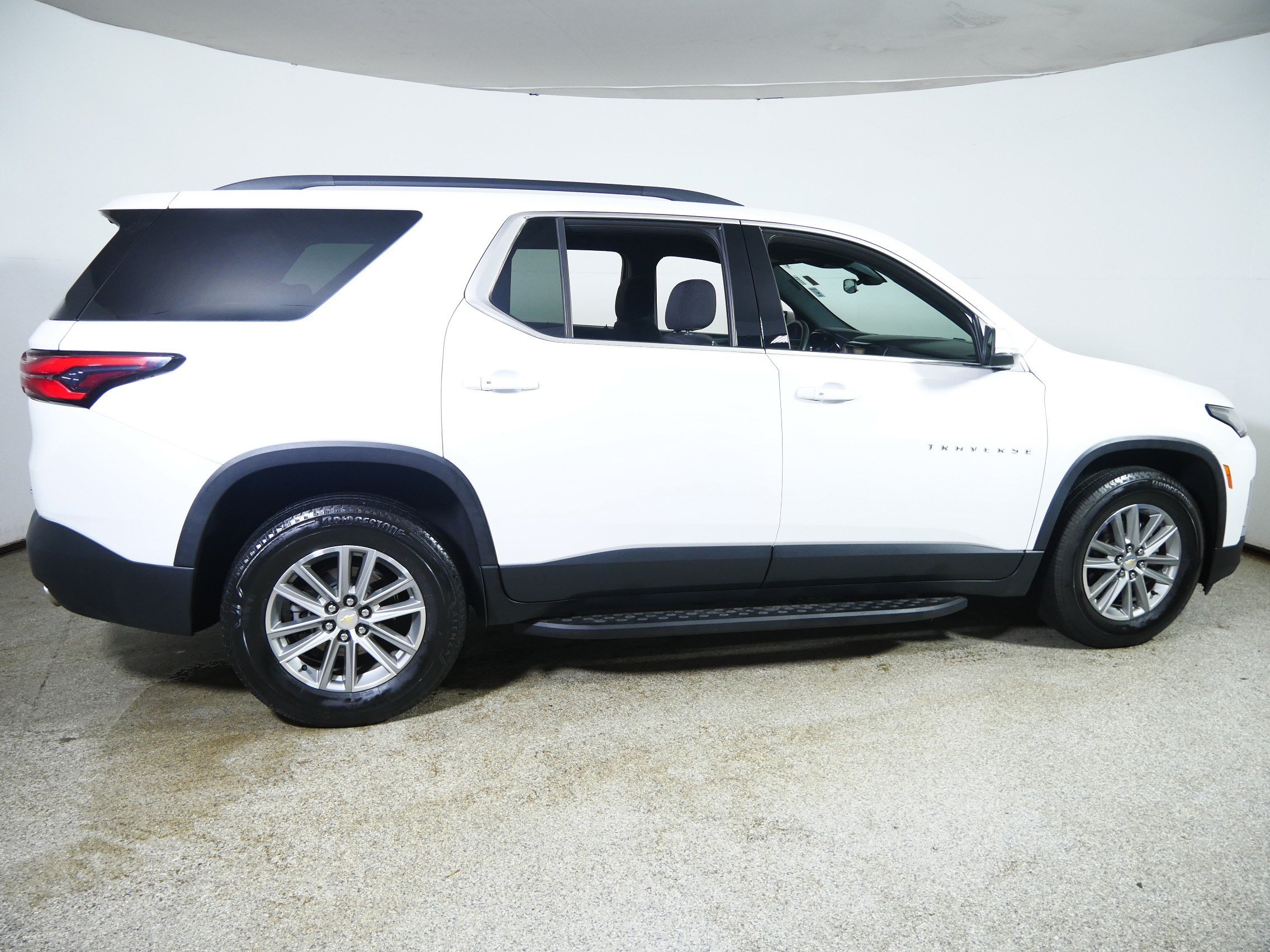 Used 2023 Chevrolet Traverse LT FWD image 8