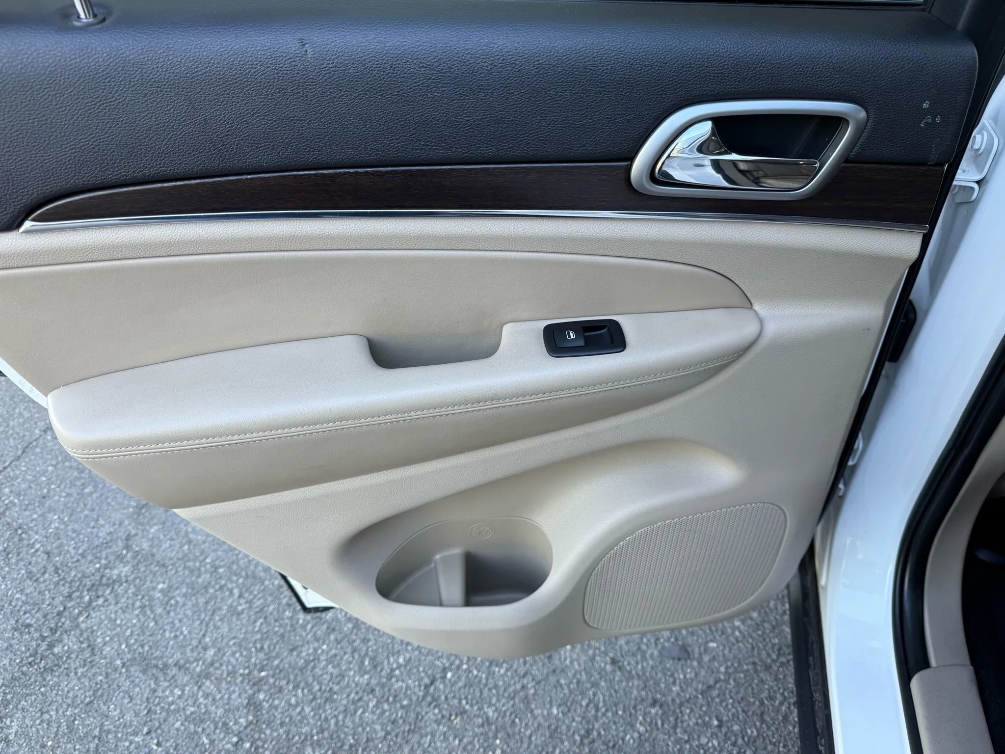 Used 2018 Jeep Grand Cherokee Limited image 25