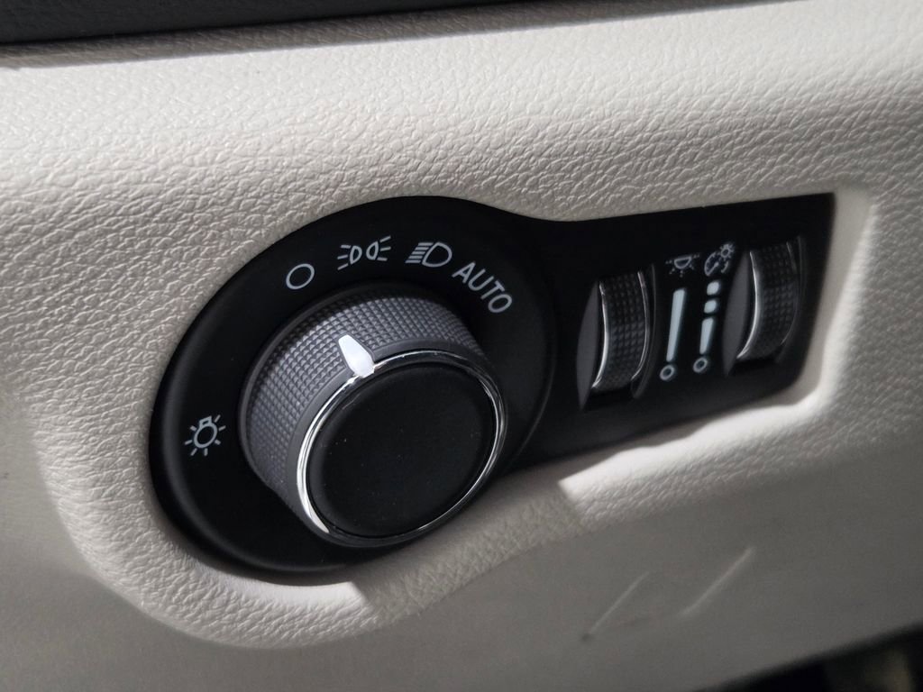 Used 2023 Chrysler Voyager LX image 14